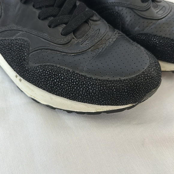Men’s Black Nike Sneakers - Picture 4 of 4